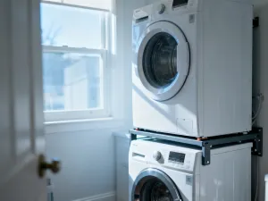 Nowoczesna, funkcjonalna łazienka o powierzchni 5m² z podwieszaną szafką, kabiną typu walk-in i jasnymi płytkami.